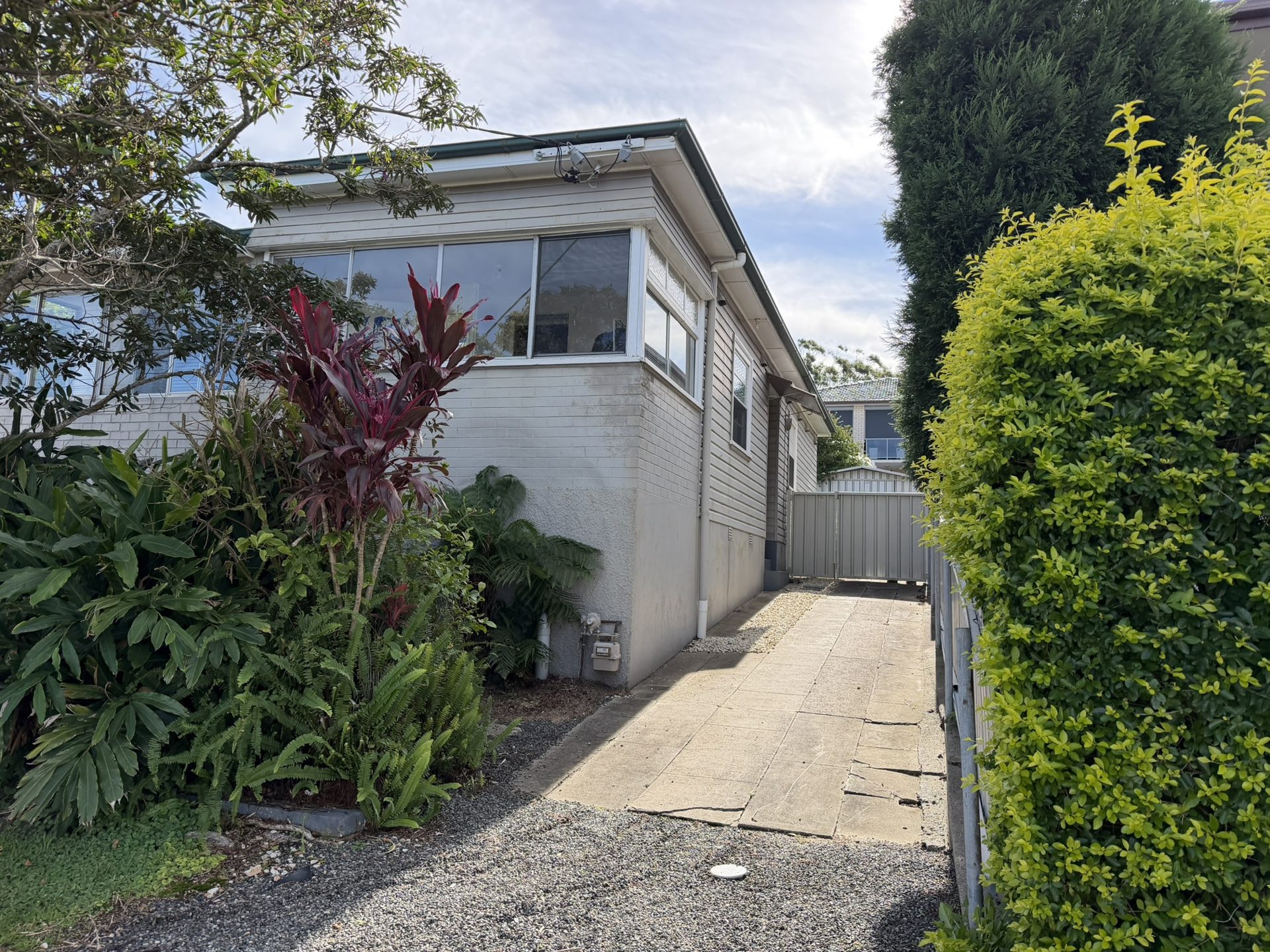The single-storey Lambton house and its front garden before the knockdown-rebuild demolition